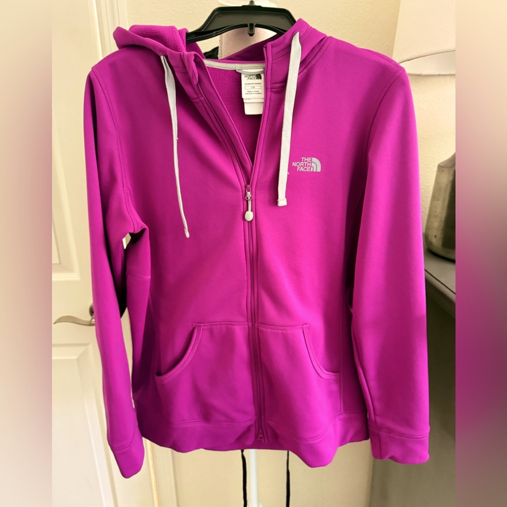 Gorgeous like new fleece lined super cozy North Face Sweatshirt